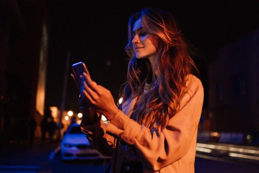 Μια τηλεφωνική γραμμή βοήθειας για γυναίκες που επιστρέφουν σπίτι μόνες το βράδυ