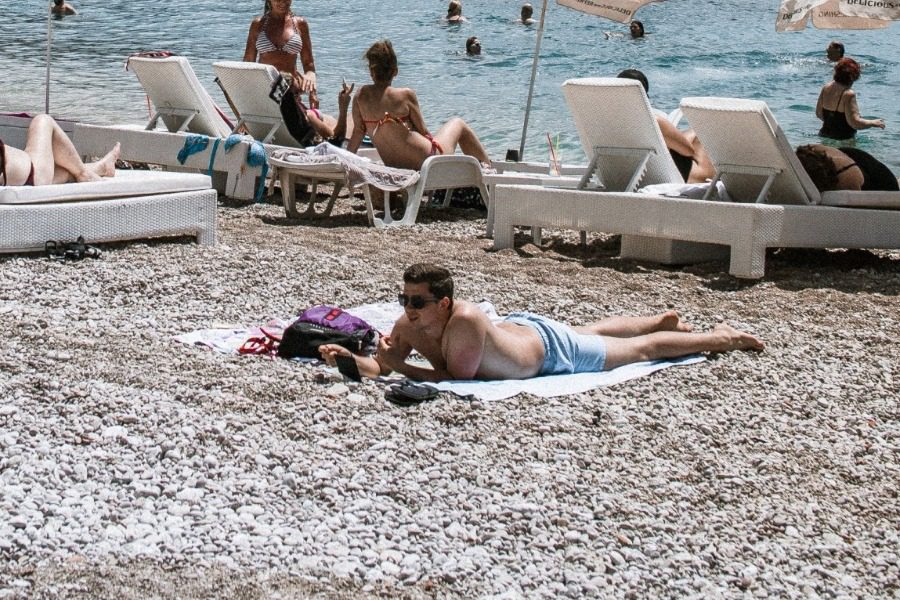 Ηταν νεκρός στην ξαπλώστρα και νόμιζαν ότι έκανε ηλιοθεραπεία