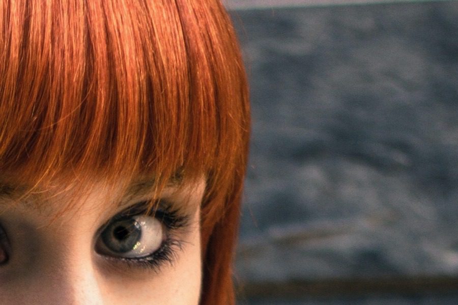 Συνελήφθη η κοκκινομάλλα λογίστρια που είχε καταδικαστεί για υπεξαίρεση 880.000 ευρώ