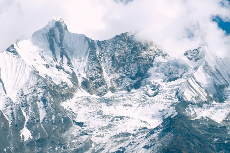 Λιώνει η κορυφή του κόσμου: Τι προειδοποιεί μελέτη