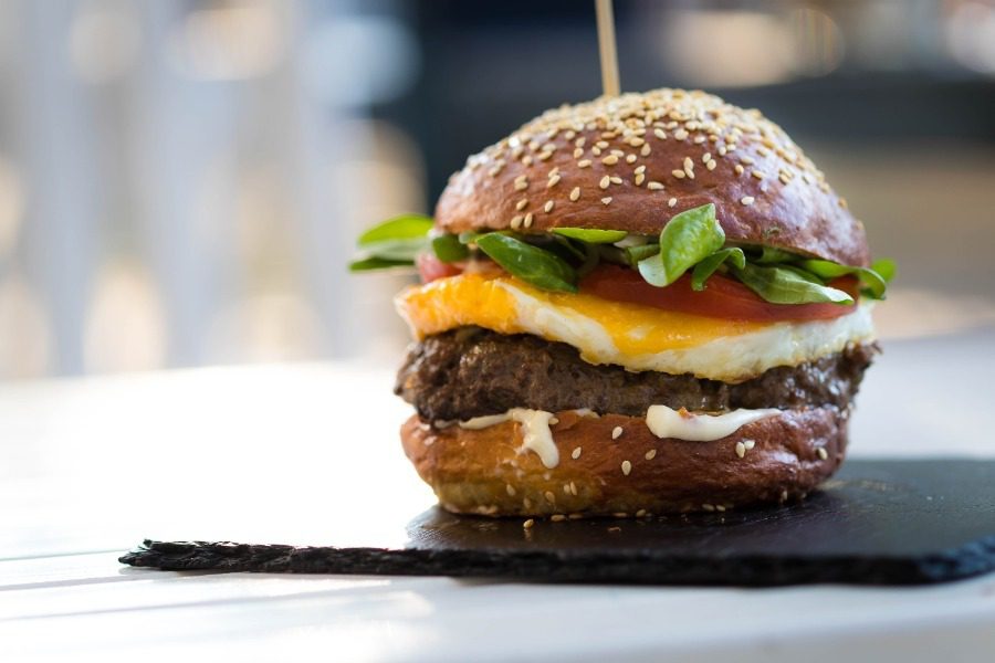 Τρώει όλος ο πλανήτης λάθος το burger του;