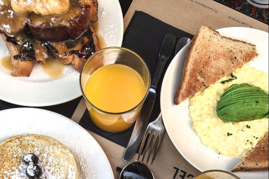 Ξυπνάς χωρίς ενέργεια; Αυτά τα πρωινά γεύματα θα σε απογειώσουν