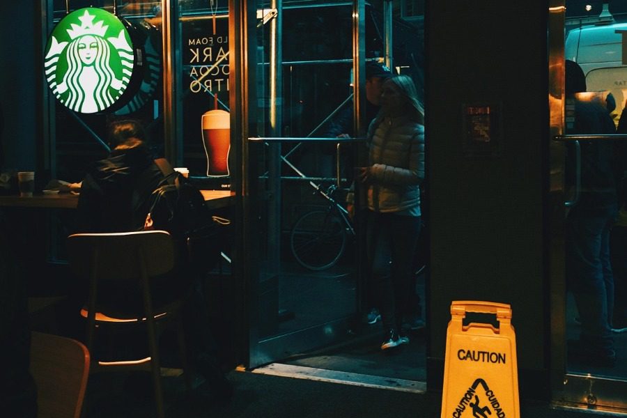 Πως μερικοί baristas στα Starbucks φέρνουν τα πάνω ‑ κάτω στις ΗΠΑ