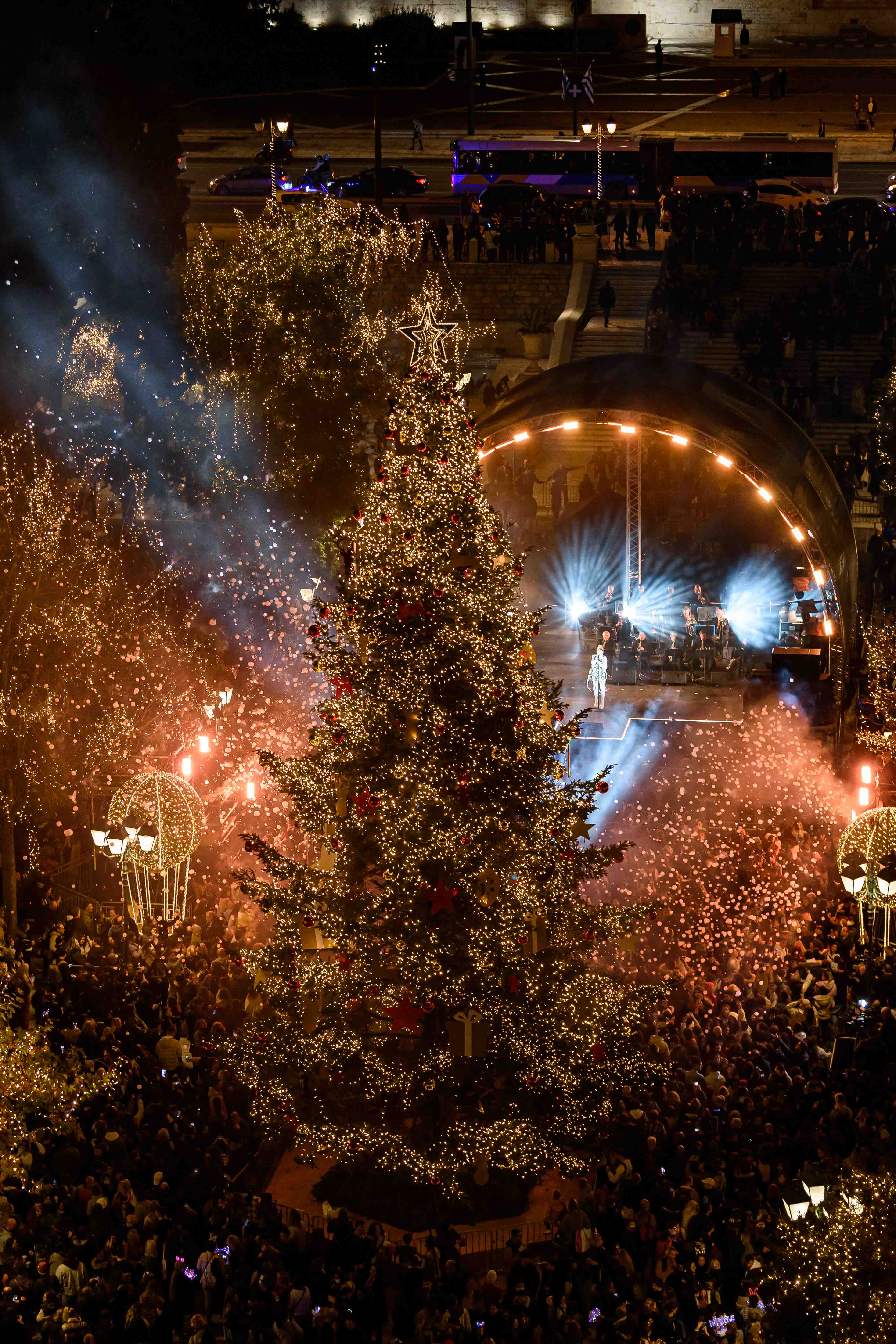 Εντυπωσιακή η φωταγώγηση του Χριστουγεννιάτικου Δένδρου στην πλατεία Συντάγματος