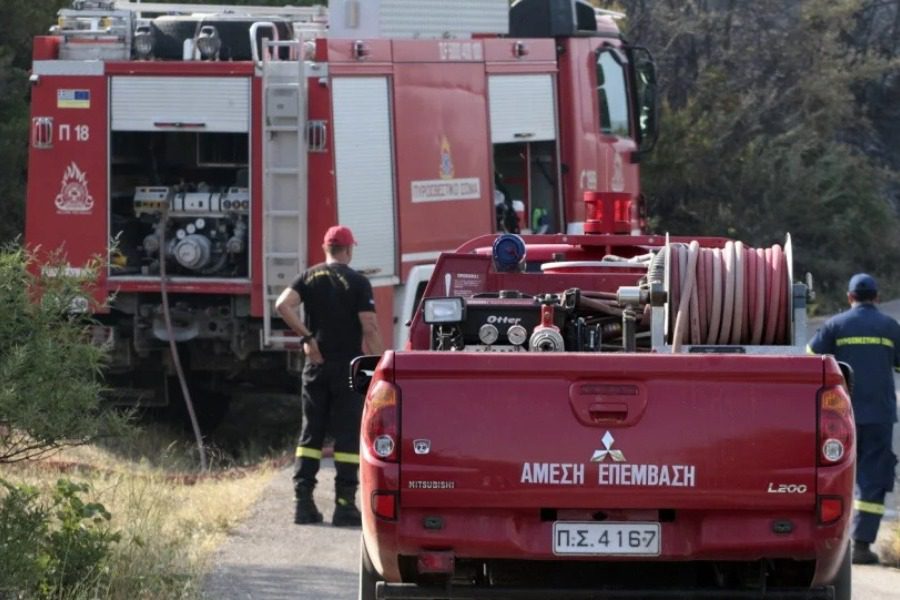 Φωτιά σε εξέλιξη στα Μέγαρα Αττικής