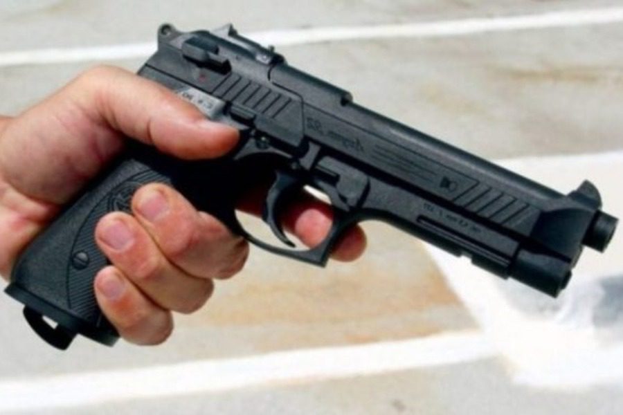 Σοκ! Ανήλικος ποζάρει με όπλο σε γνωστό club της Αθήνας