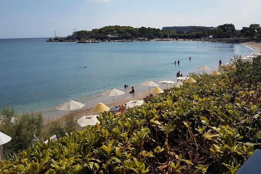 Πλαζ Βουλιαγμένη: Ζητούν πέντε ευρώ είσοδο για ΑΜΕΑ – Σφοδρές αντιδράσεις