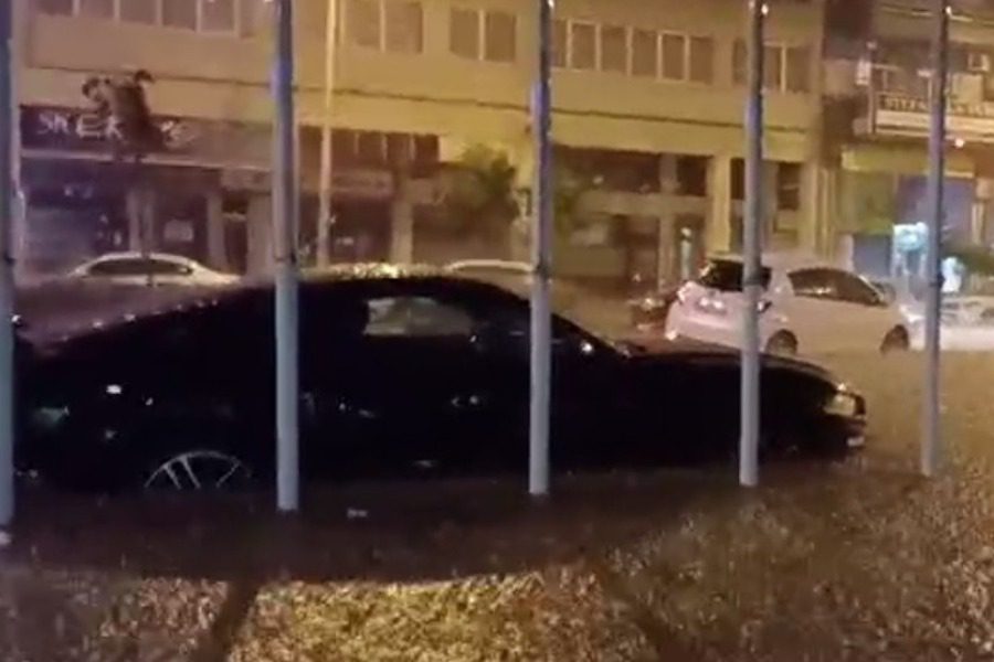 Θεσσαλονίκη: Ξέσπασε καταιγίδα – Ποτάμια οι δρόμοι 