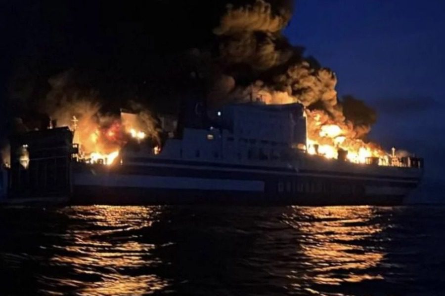 Φωτιά στο Euroferry Olympia: Δύο εγκλωβισμένοι στο γκαράζ του πλοίου