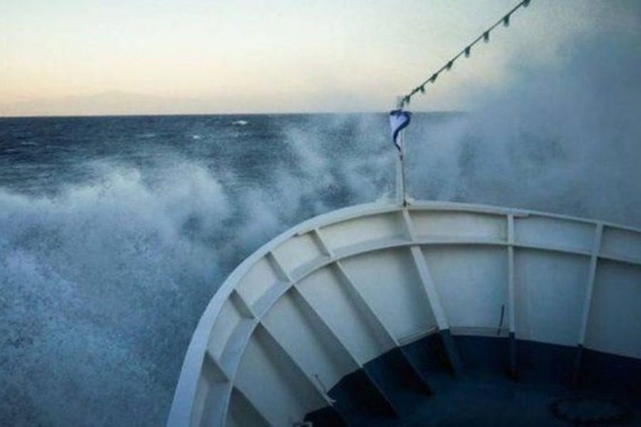 Τήνος: Πλοίο αναχωρεί από το λιμάνι με 8 μποφόρ
