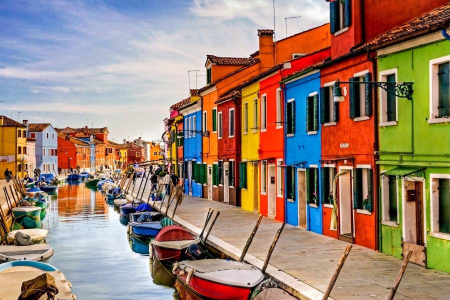 Μια βόλτα στις 10 πιο πολύχρωμες γειτονιές και πόλεις του κόσμου