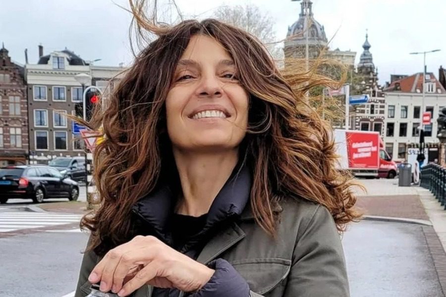 Η Πόπη Τσαπανίδου ...εκτελεί χρέη χαζογιαγιάς