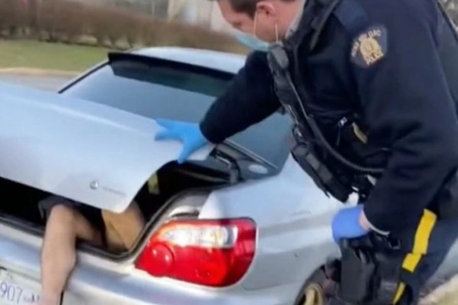 Γυναίκα μπήκε στο αυτοκίνητό της και ανακάλυψε έναν γυμνό άνδρα