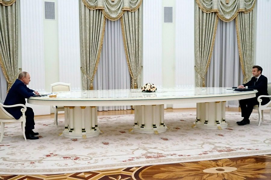 Twitter: Χαμός με το πολύ μακρύ τραπέζι που έκατσαν Μακρόν και Πούτιν