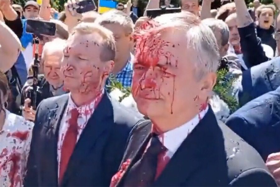 Πέταξαν κόκκινη μπογιά στον Ρώσο πρεσβευτή στη Βαρσοβία