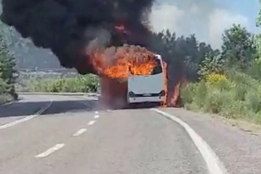 Τρόμος για ομάδα προσκόπων όταν το λεωφορείο που τους μετέφερε πήρε φωτιά