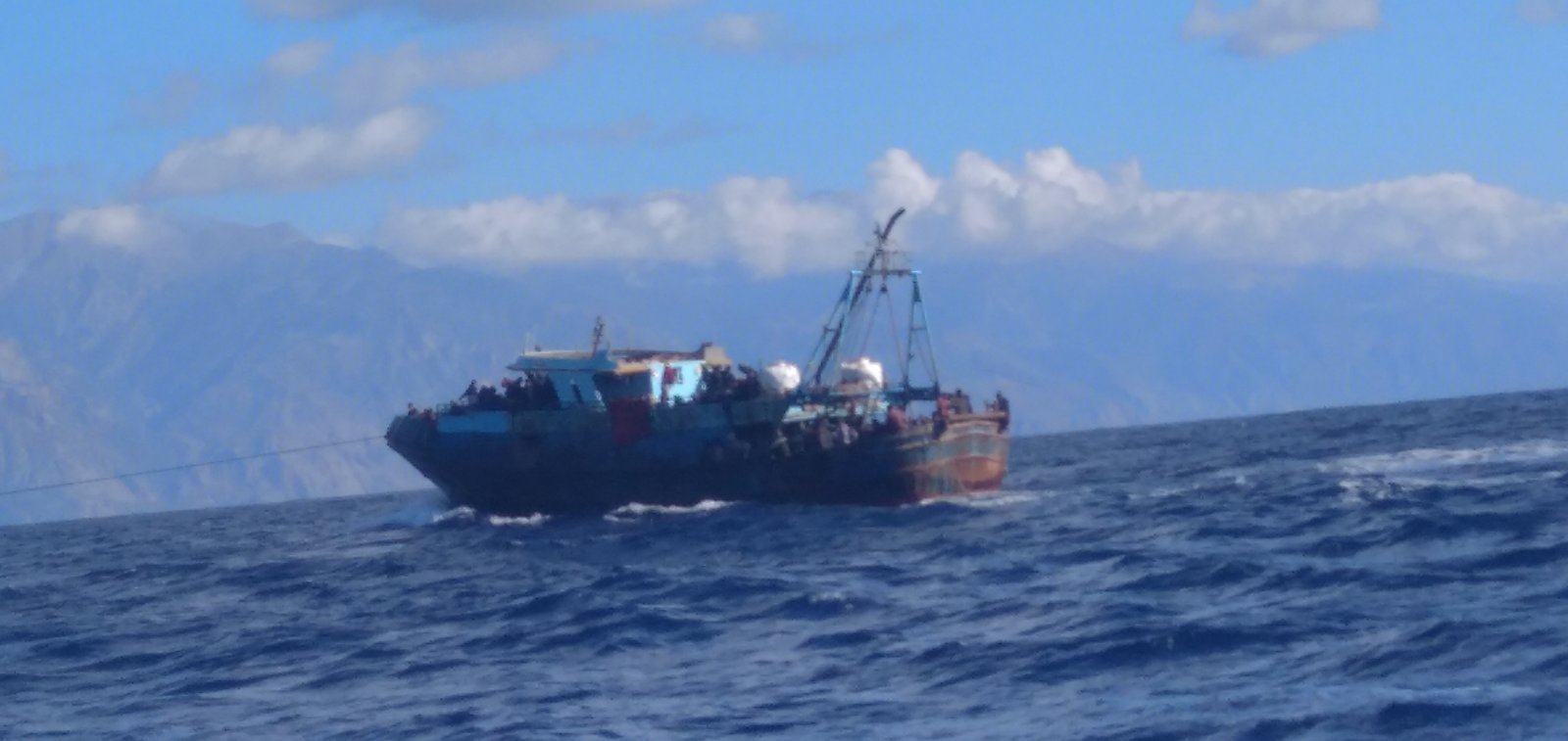 Κρήτη: Έφτασε στην Παλαιόχωρα το αλιευτικό με τους 500 μετανάστες