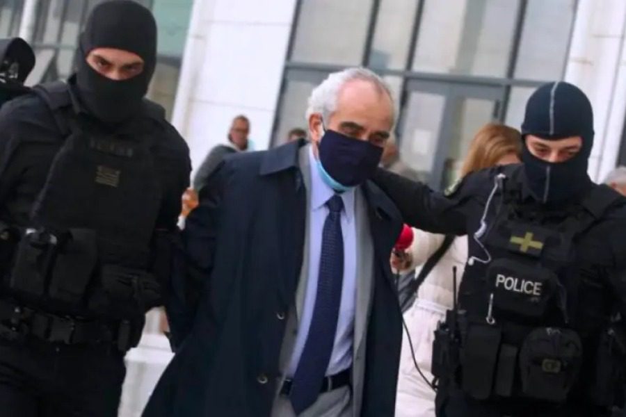 Δίκη «ψευτογιατρού»: Συνταγή με βότανα και τσάι για θεραπεία καρκίνου αξίας 52.000 ευρώ!