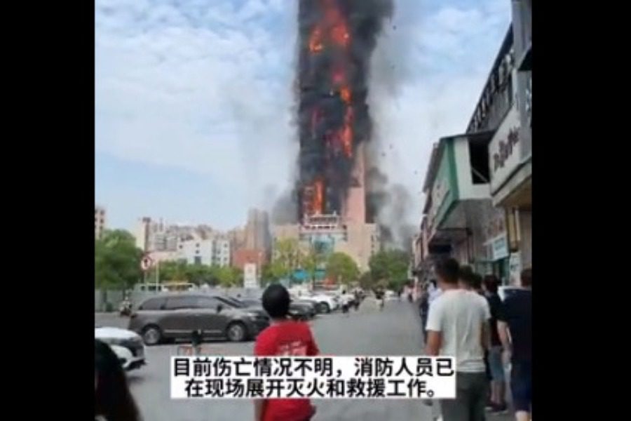 «Κόλαση» από πυρκαγιά σε ουρανοξύστη στη Κίνα