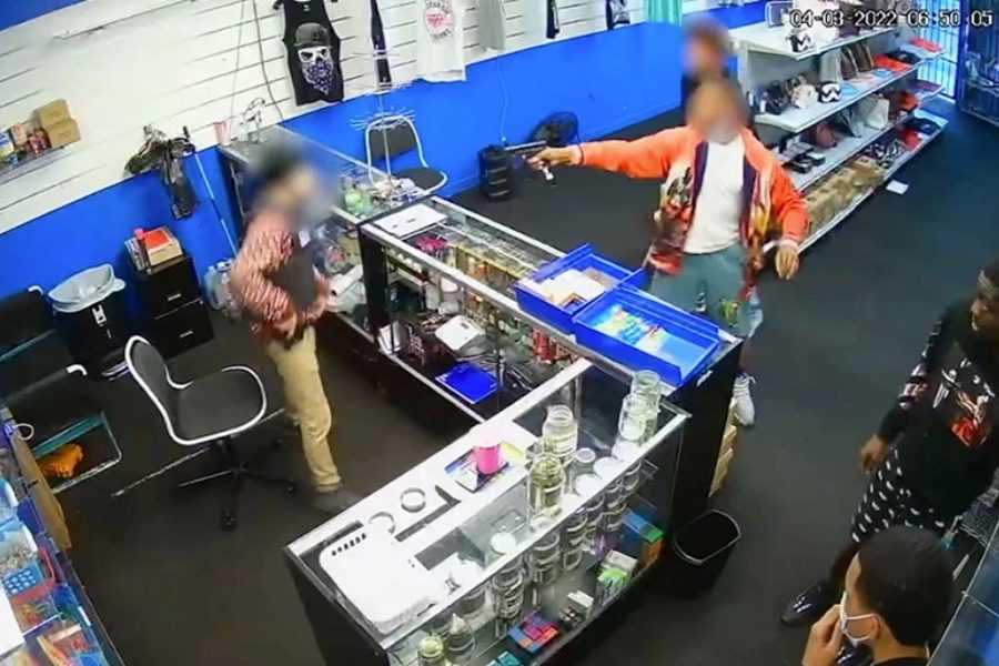 Σοκάρει το βίντεο με ανταλλαγή πυροβολισμών μέσα σε κατάστημα καπνού