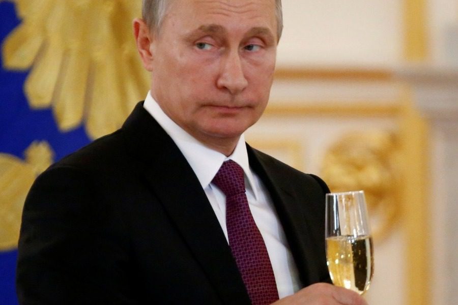 Πωλείται το ομοίωμα του Πούτιν που είναι καθισμένος σε χρυσή τουαλέτα με το πιγκάλ στο χέρι