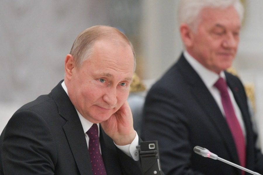 Ποιοι είναι οι τρεις Ρώσοι ολιγάρχες που θα υποστούν τις κυρώσεις του Τζόνσον