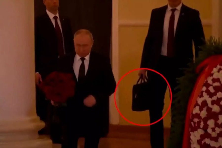 «Αυτή είναι η βαλίτσα του Πούτιν με τα πυρηνικά»