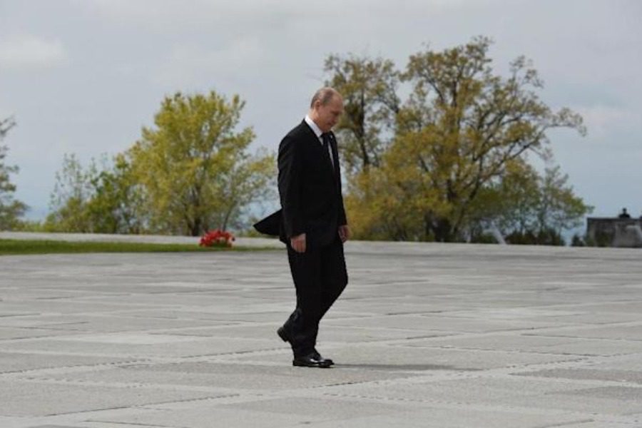 Γιατί ο Πούτιν περπατά πάντα με το δεξί του χέρι κολλημένο στο σώμα του;