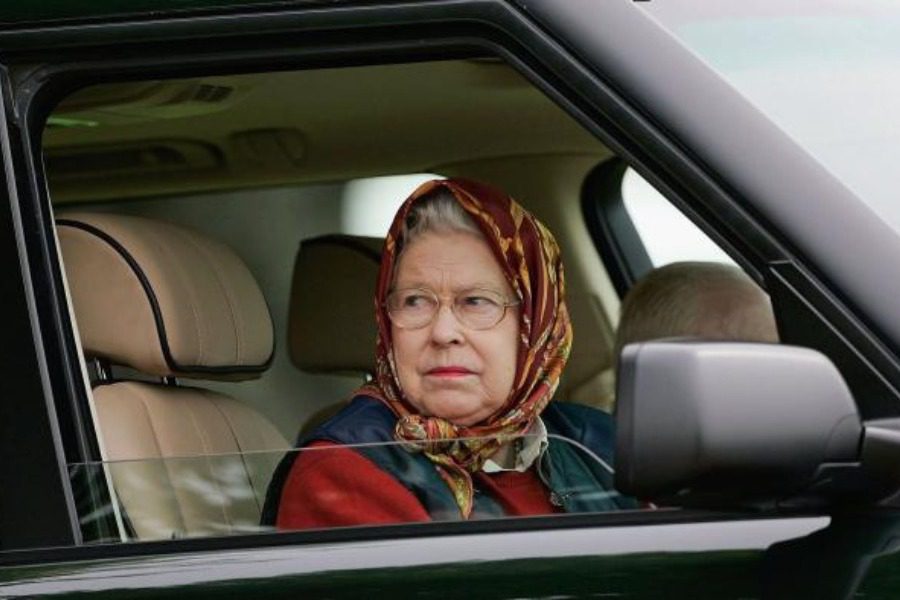Γιατί η βασίλισσα Ελισάβετ οδηγούσε χωρίς δίπλωμα;
