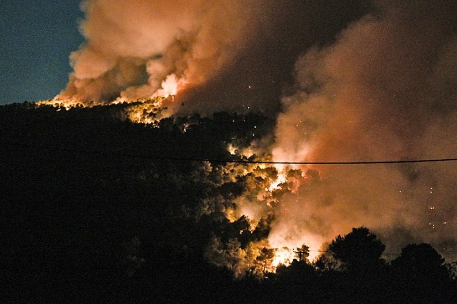 Φωτιά στο Ρέθυμνο: Εκκενώνονται τρία χωριά – Δύσκολη η ολονύχτια μάχη με τις φλόγες