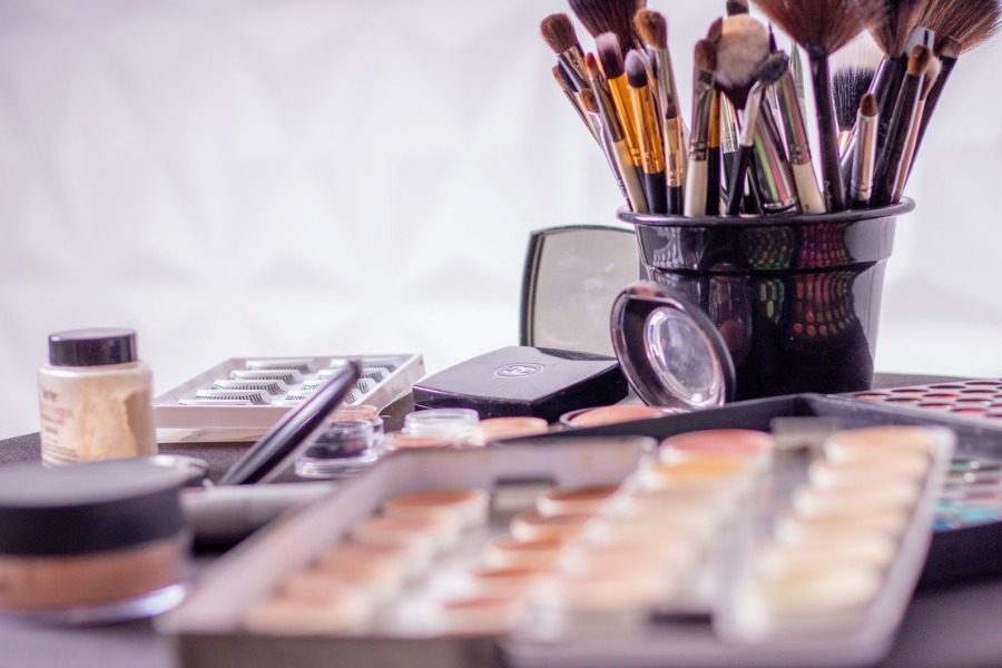 Ένα ασυνήθιστο trend με τις σκιές ματιών που λατρεύουν οι influencers