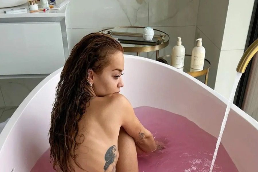 Rita Ora: Ποζάρει γυμνή στη μπανιέρα της