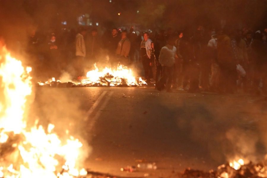 Επεισόδια από Ρομά με φωτιές σε Ασπρόπυργο, Χαλκίδα και Ρόδο