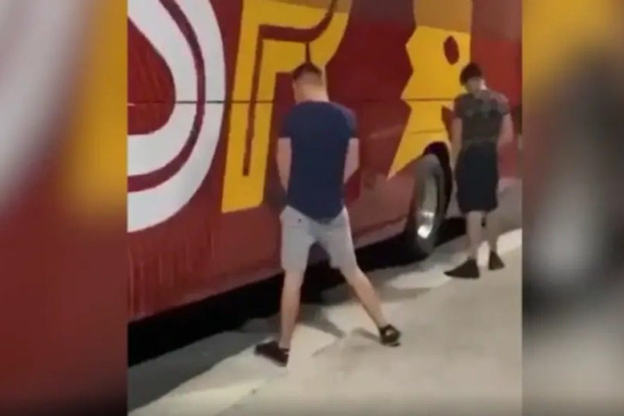 Οπαδοί κατούρησαν το λεωφορείο της Ρόμα πριν τον τελικό στα Τίρανα
