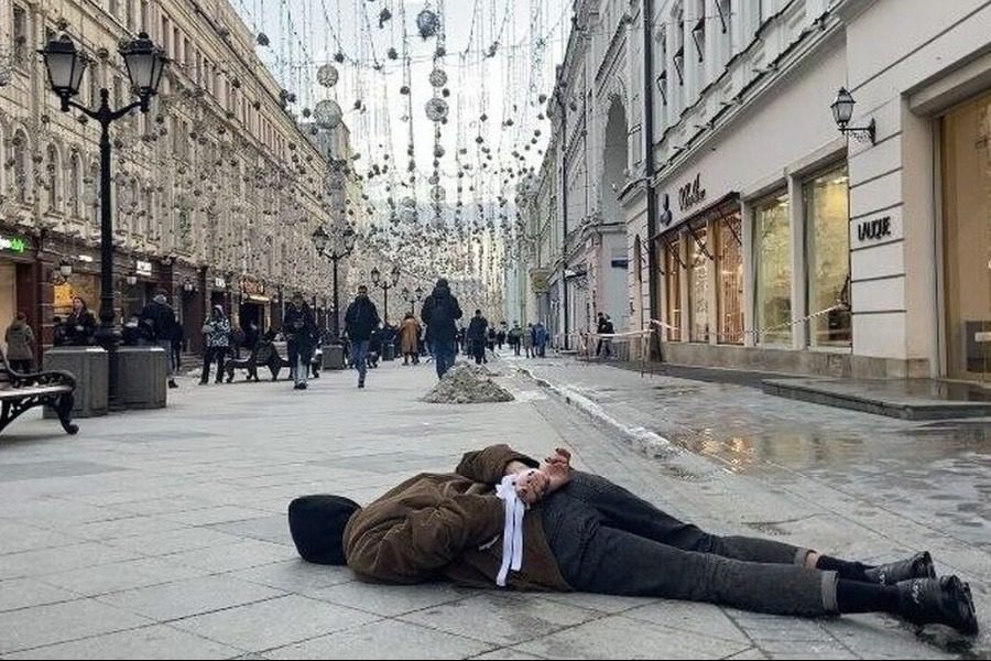 Μια πολύ τολμηρή αναπαράσταση της σφαγής στην Μπούτσα στο κέντρο της Μόσχας