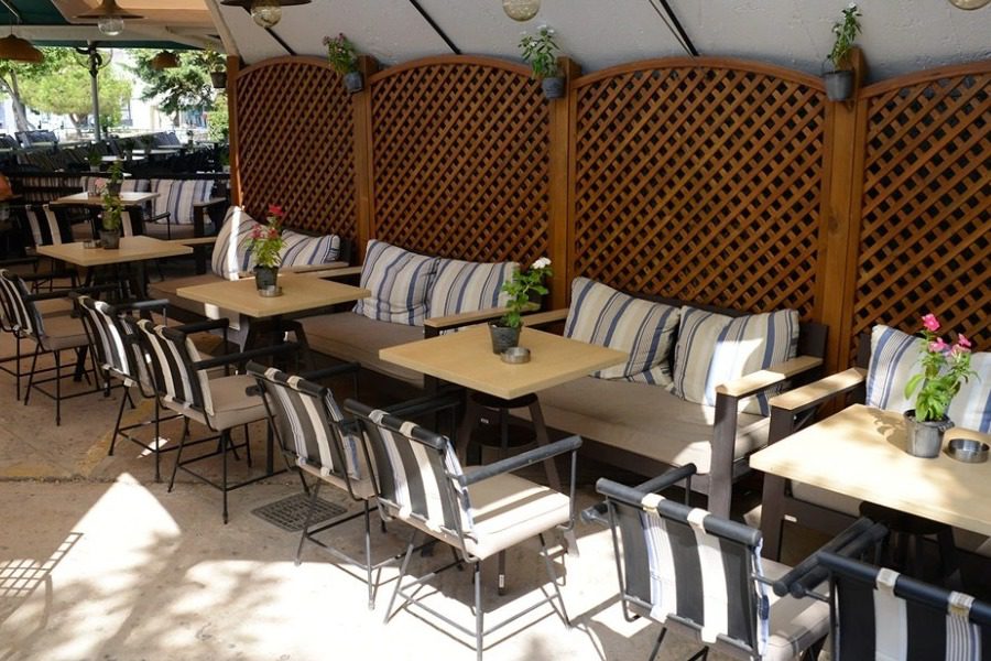 Νέα Σμύρνη: Η καφετέρια «απαντάει» στην κατακραυγή με πάρτι για ΚΑΠΗ