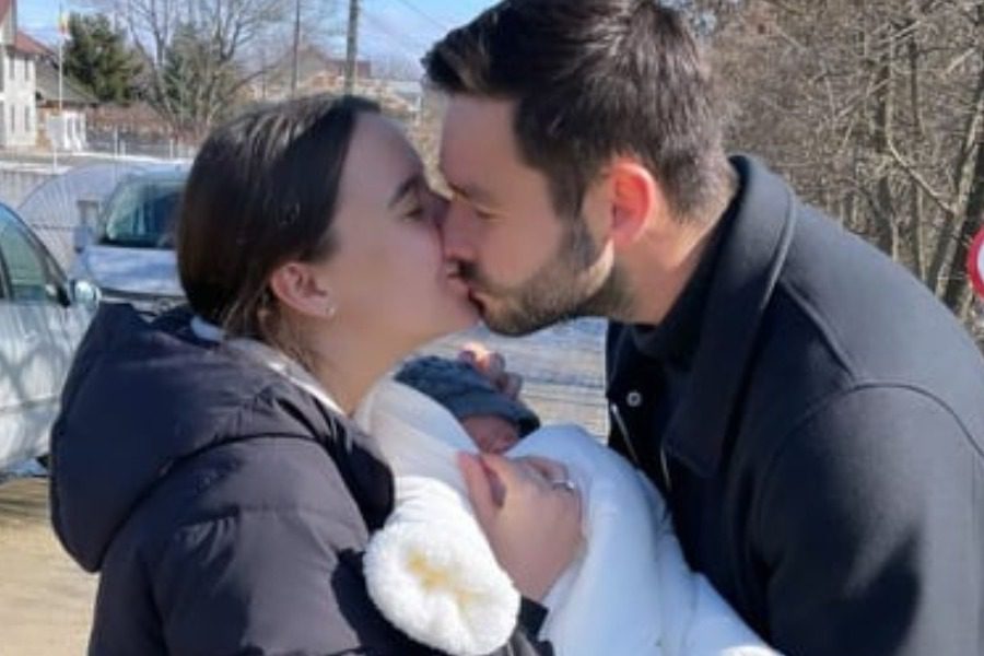 Η συγκλονιστική στιγμή που ο Σάκχοφ ανταμώνει με τη σύζυγό και το παιδί τους