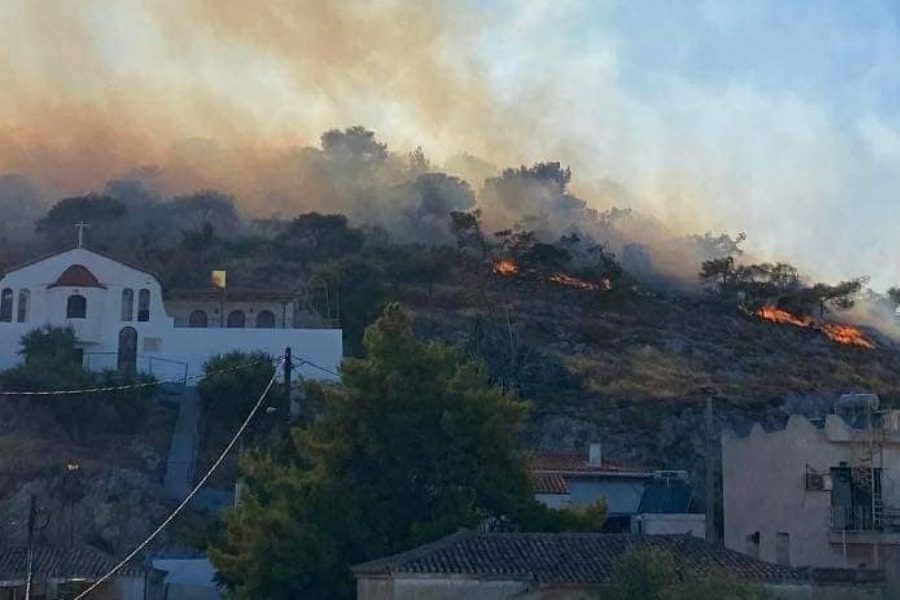 Φωτιά στη Σαλαμίνα: Μήνυμα από το 112 για την απομάκρυνση των κατοίκων