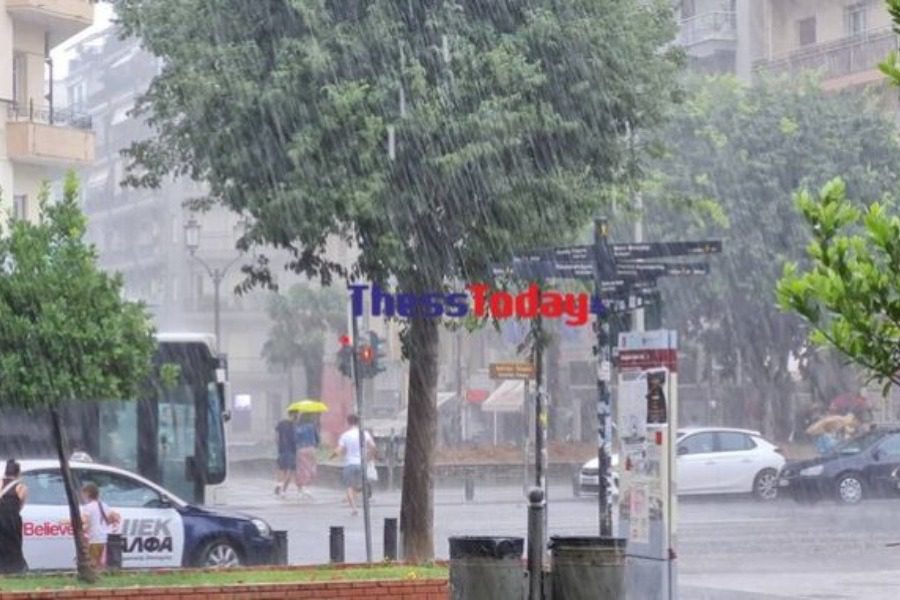 «Σφυροκοπά» τη Θεσσαλονίκη η κακοκαιρία ‑ «Ποτάμια» οι δρόμοι
