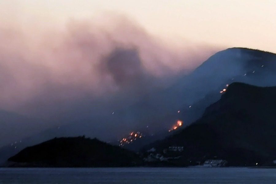 Φωτιές: Αναζωπύρωση στη Σάμο, ενισχύονται οι δυνάμεις στον Έβρο