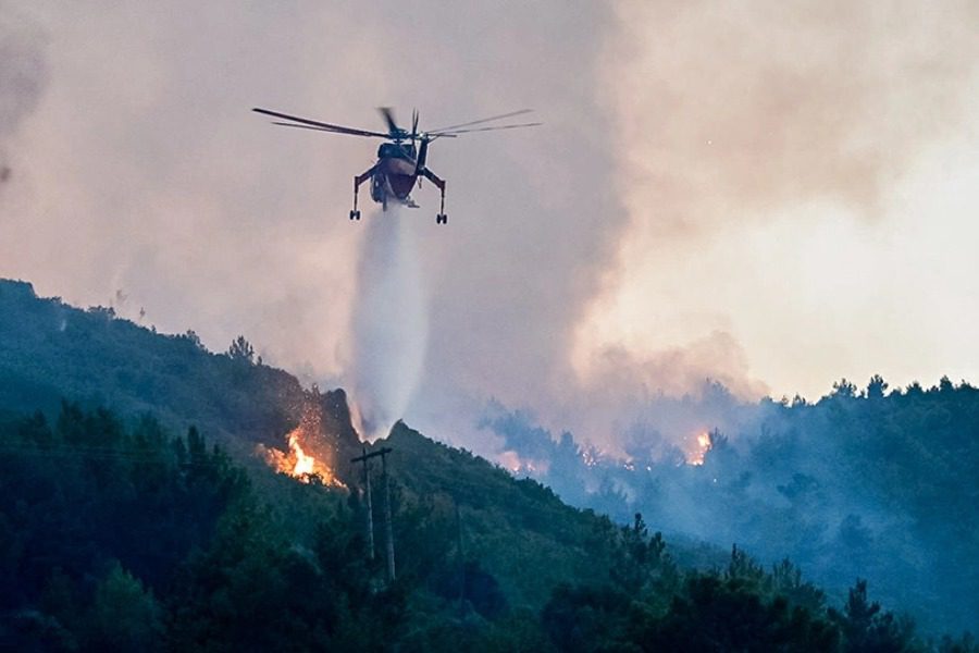 Μεγάλη φωτιά στη Σάμο: Εκκενώνεται ο οικισμός Βουρλιώτες