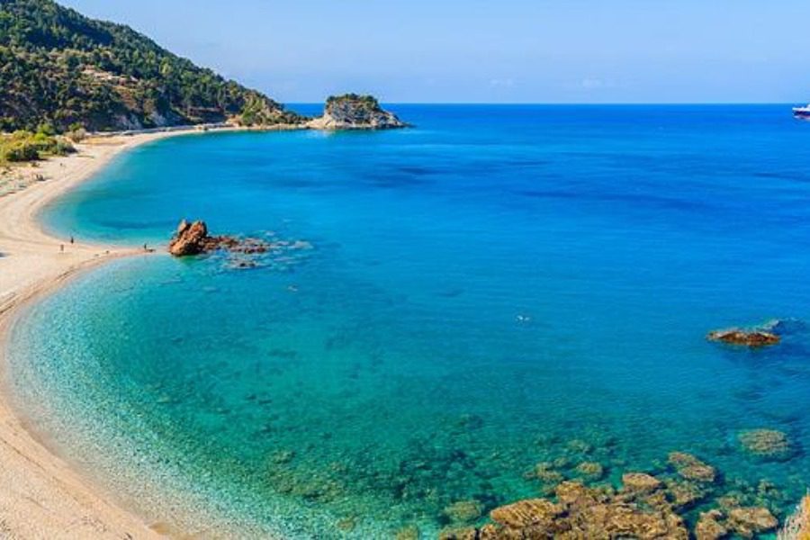 Χωρίς εισοδηματικά κριτήρια η επιδότηση έως 300 ευρώ για διακοπές