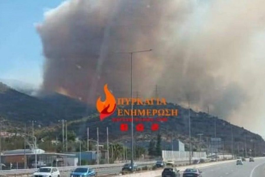 Φωτιά στη Νέα Πέραμο: Μήνυμα του 112 για προληπτική εκκένωση, άνοιξε η Εθνική Οδός