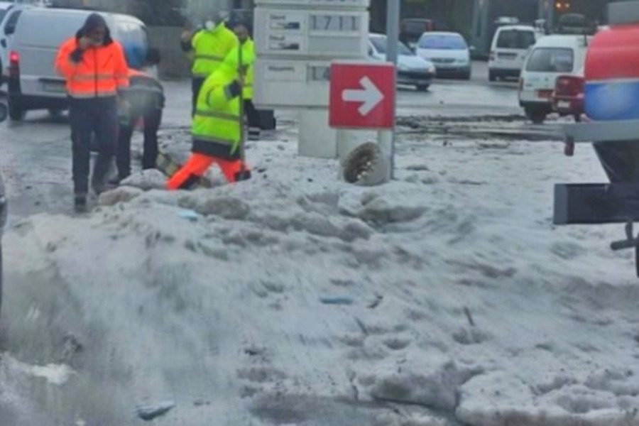 Βροχή και χαλάζι στη Σαντορίνη: Ποτάμια οι δρόμοι