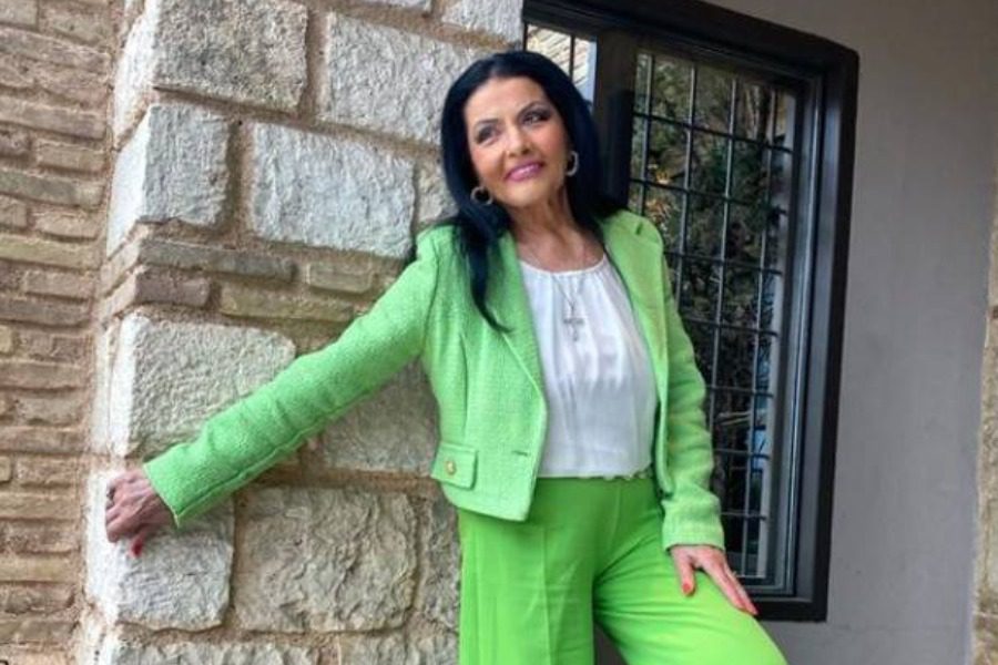 Η Ζωζώ Σαπουντζάκη τρολάρει τη βασίλισσα Ελισάβετ και θα κλάψετε από τα γέλια
