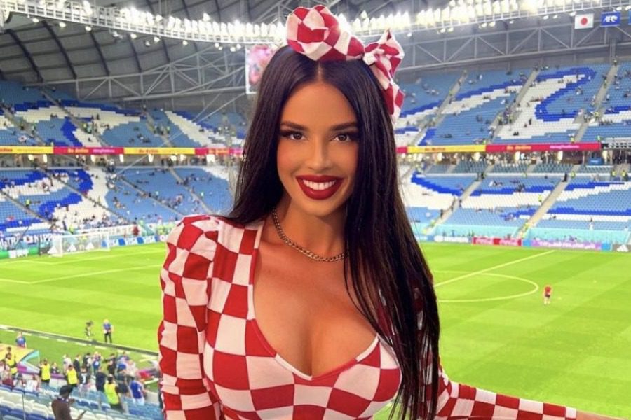 Μουντιάλ 2022: Με σούσι γιόρτασε η πιο σeξι οπαδός της Κροατίας την πρόκριση της χώρας της επί της Ιαπωνίας