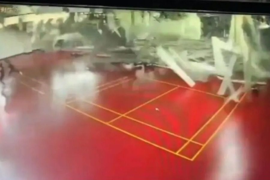 Τρόμος στη Ταϊβάν μετά από σεισμό όταν κατέρρευσε η οροφή γηπέδου γεμάτο αθλητές