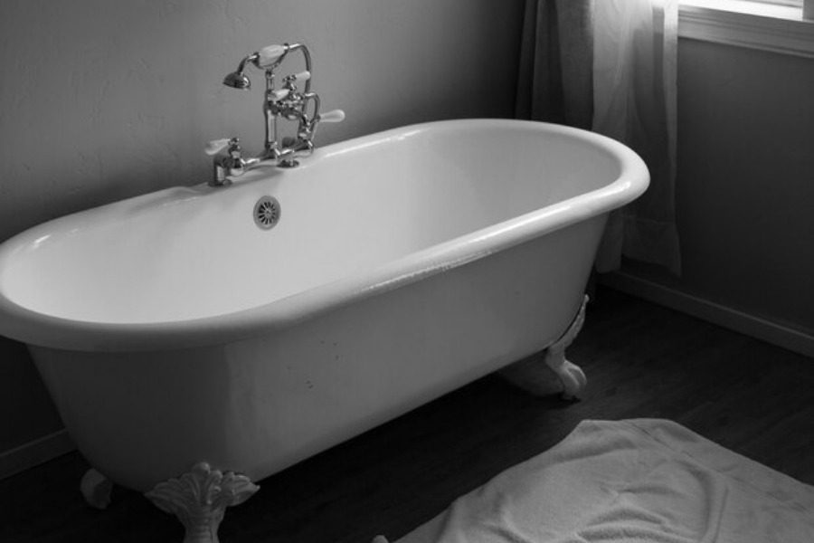 Βόλος: Σφήνωσε στην μπανιέρα για 4 ολόκληρες μέρες 