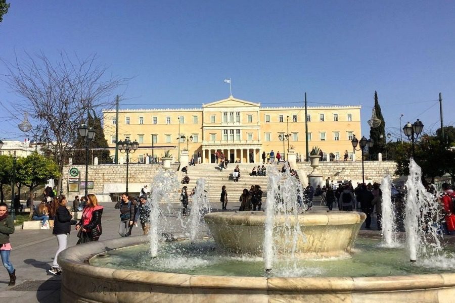 Νεκρός ο άνδρας που έπεσε απο κτήριο στο Σύνταγμα