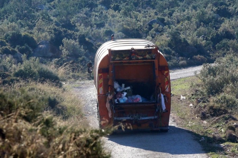 Ξυλόκαστρο: Αυτοκίνητο έπεσε σε απορριμματοφόρο ‑ Νεκρή μια υπάλληλος καθαριότητας